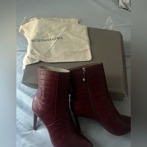 Women BCBGMAXAZRIA Boots Size 9. Color Mahogany